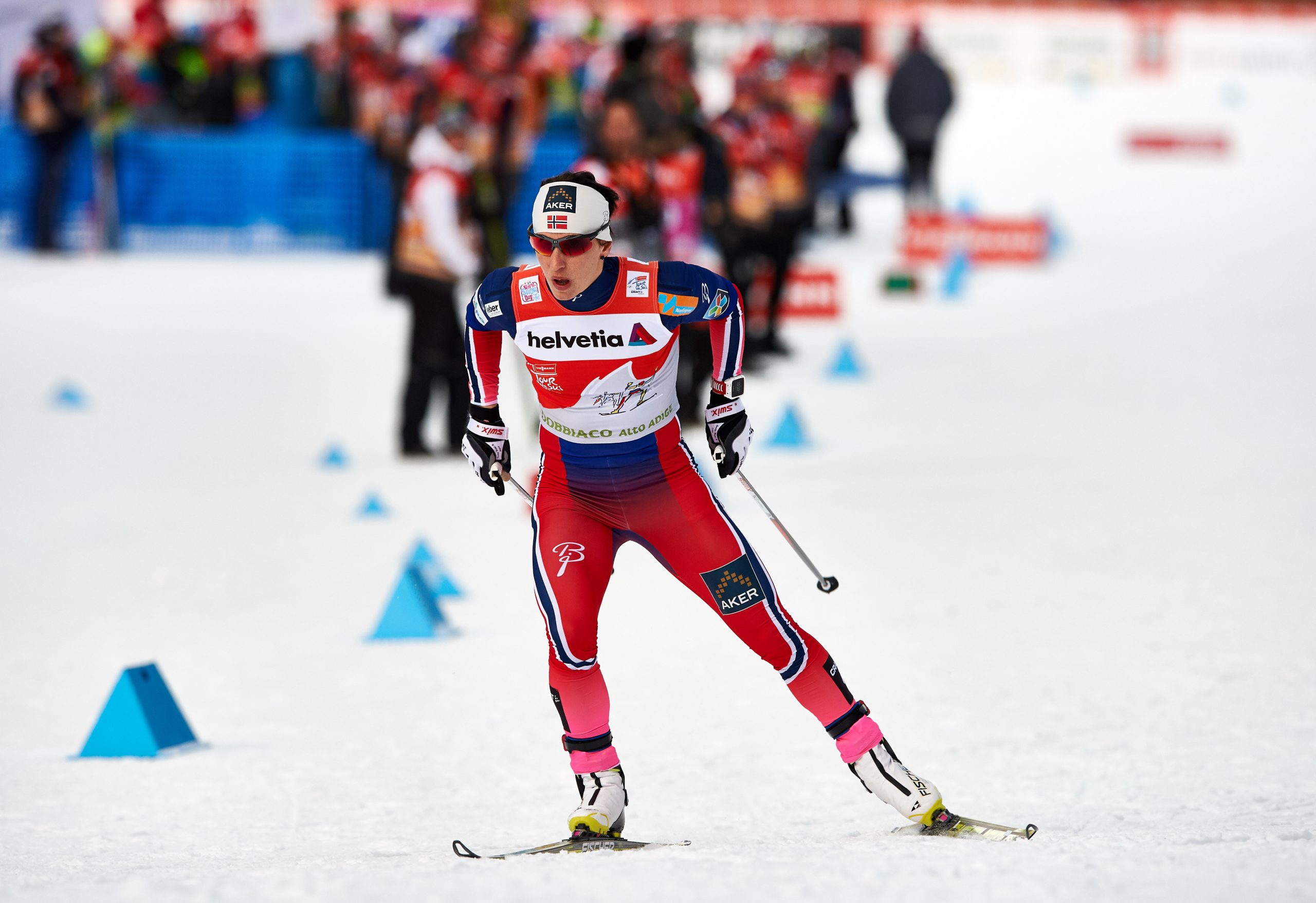 Marit Bjorgen taglia in solitaria il traguardo della 15 km odierna, gara del circuito Tour de Ski.