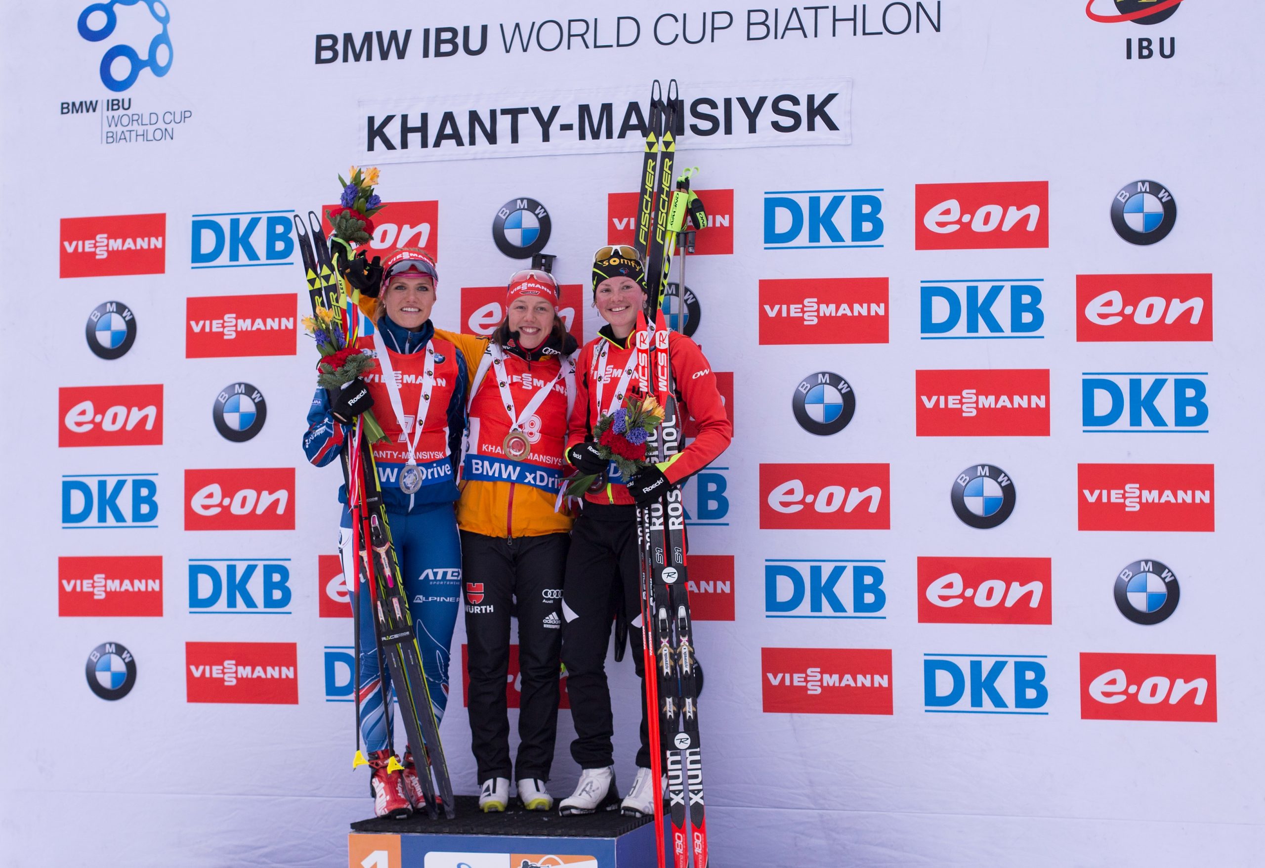 Il podio della mass start femminile di Khanty Mansiysk (NordicFocus)