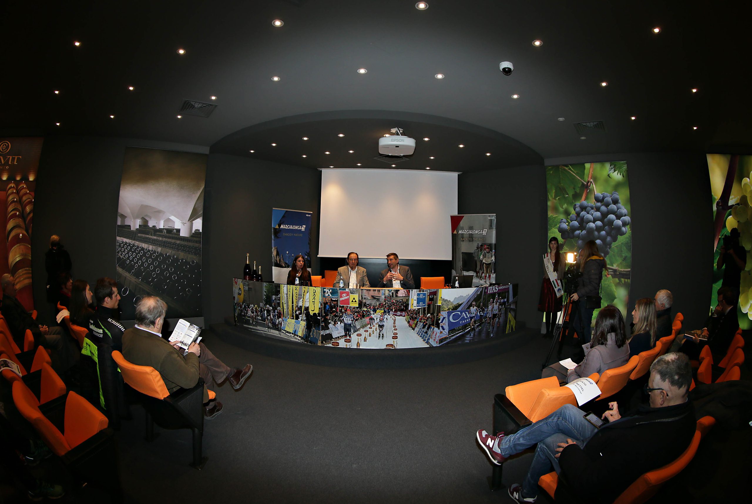 La sala conferenze del Ristorante Savini di Milano gremita in occasione della presentazione degli eventi invernali trentini.