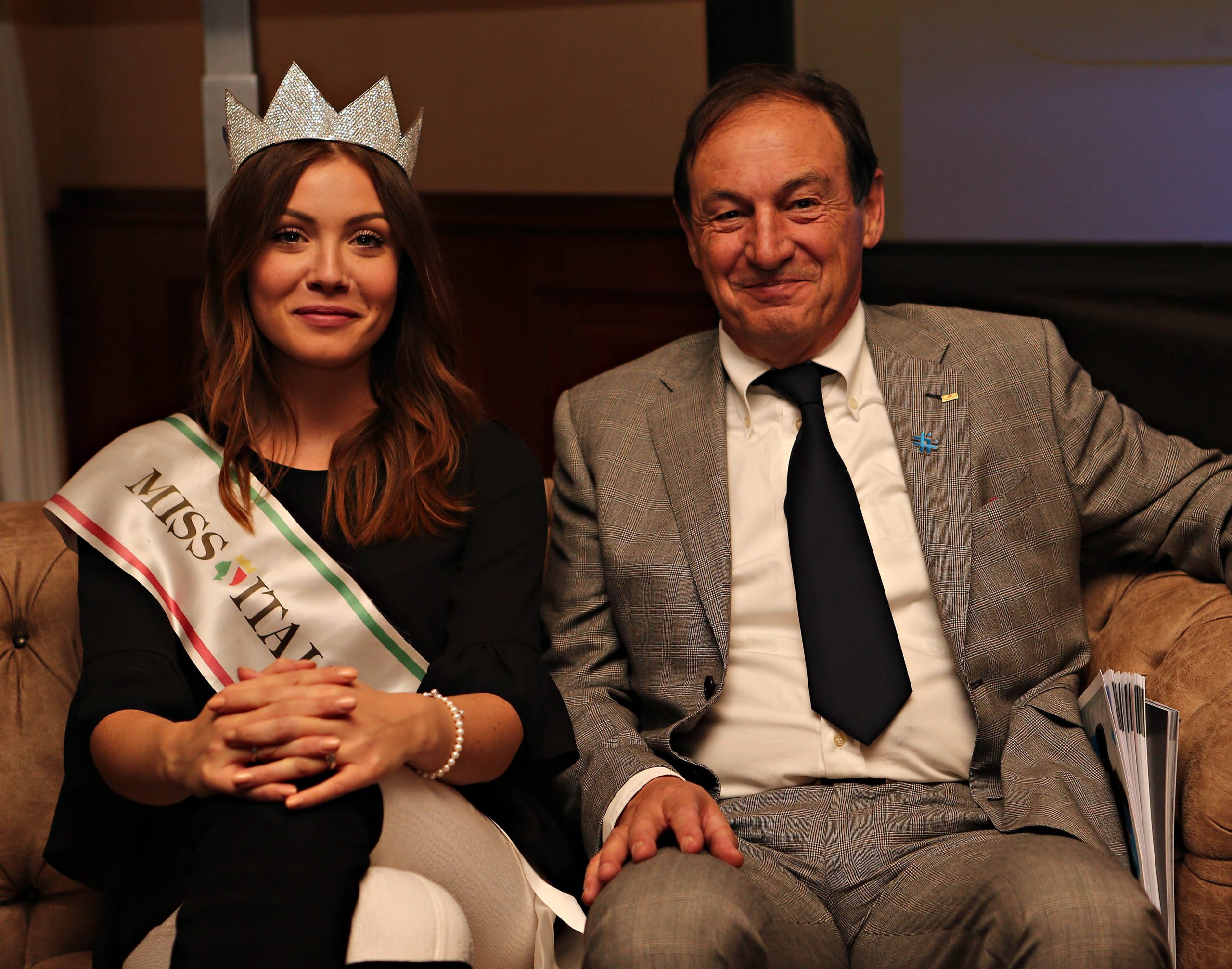 Il presidente della Marcialonga Angelo Corradini insieme ad Alice Rachele Arlanch, Miss Italia 2017 e madrina speciale della Marcialonga 2018. 