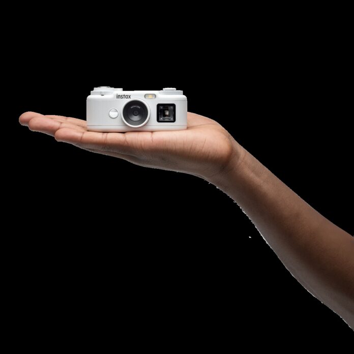 260528 instax Pal 2 - Promotional images - 17 Pal 2 in the palm of hand - White_2285